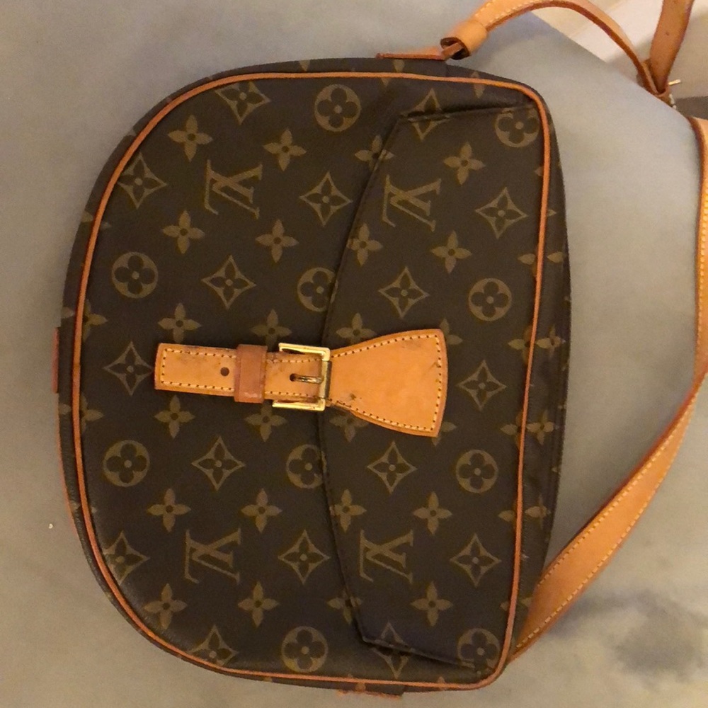 LOUIS VUITTON CROSSBODY PURSE. IN GREAT CONDITION!